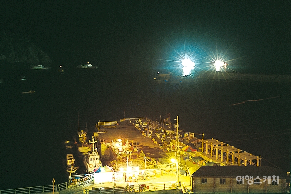 홍도 밤 항구. 2003년 12월. 사진 / 김연미 기자