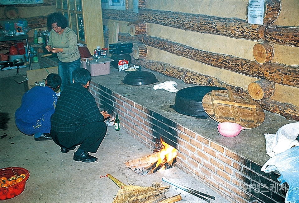 체험장 내 부엌 아궁이에서 불이 지펴지고 있다. 2004년 1월. 사진 / 김정민 기자