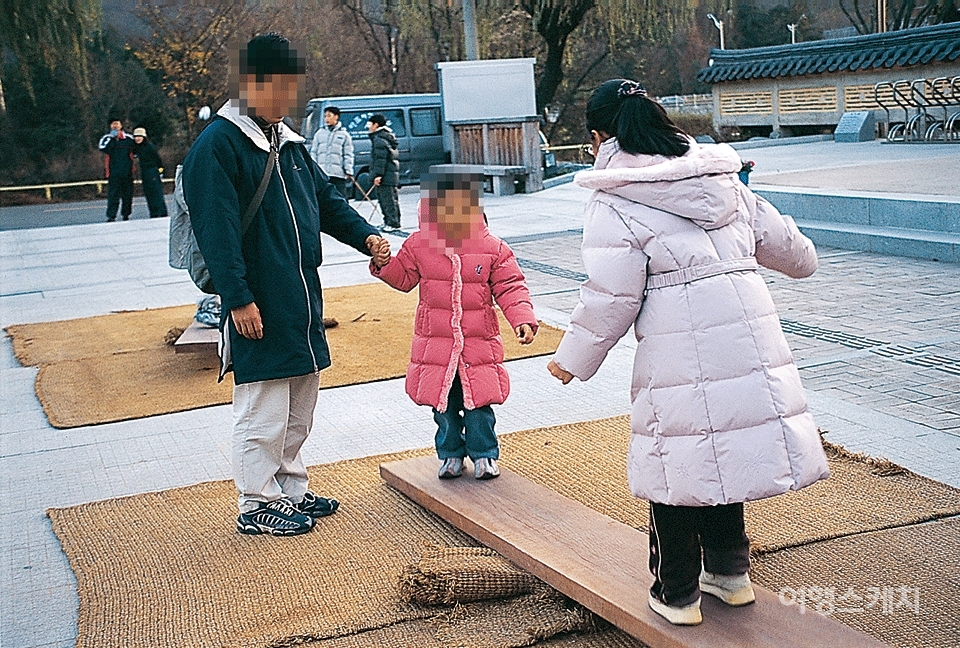 전주문화센터 앞마당에는 이렇게 전통놀이 시설들이 있답니다. 2004년 1월. 사진 / 김정민 기자