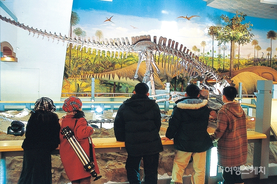 화석전시관에서 공룡의 골격 모형을 바라보는 아이들. 2004년 3월. 사진 / 김상미 객원기자