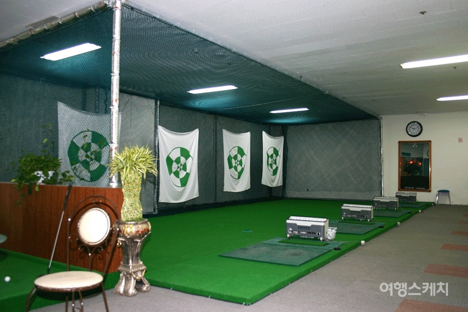 골프연습장이 인기가 있어 지금 보이는 연습장 맞은편에 새롭게 넓은 공간을 마련해 공사 중에 있다. 2004년 3월. 사진 / 이민학 기자