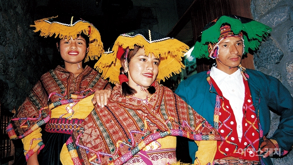잉카 전통복장의 원주민들. 2004년 3월. 사진 / 이명구 여행전문가