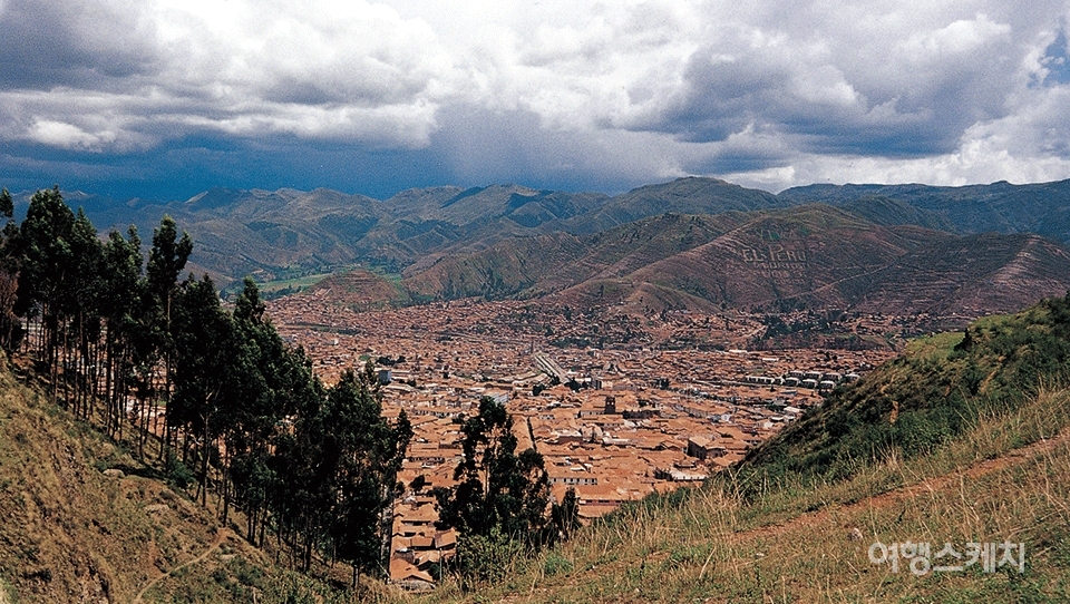 안데스 분지에 푹 담긴 잉카의 수도 쿠즈코. 2004년 3월. 사진 / 이명구 여행전문가