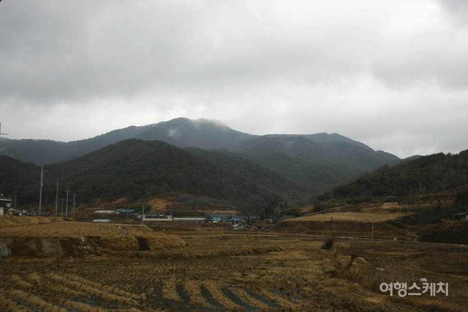 봉정사 창건서로하를 품고 있는 천등산. 2004년 4월. 사진 / 이민학 기자