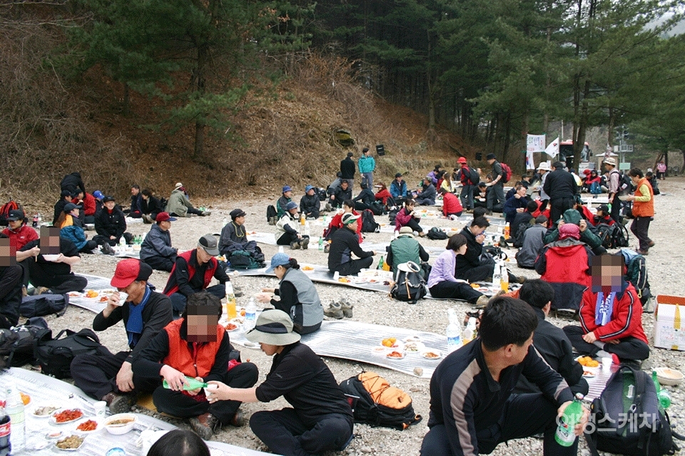 하산길에 한해 산행의 시작을 고하는 시산제가 올리고 모여서 음식을 나눠먹는다. 2004년 5월. 사진 / 이민학 기자