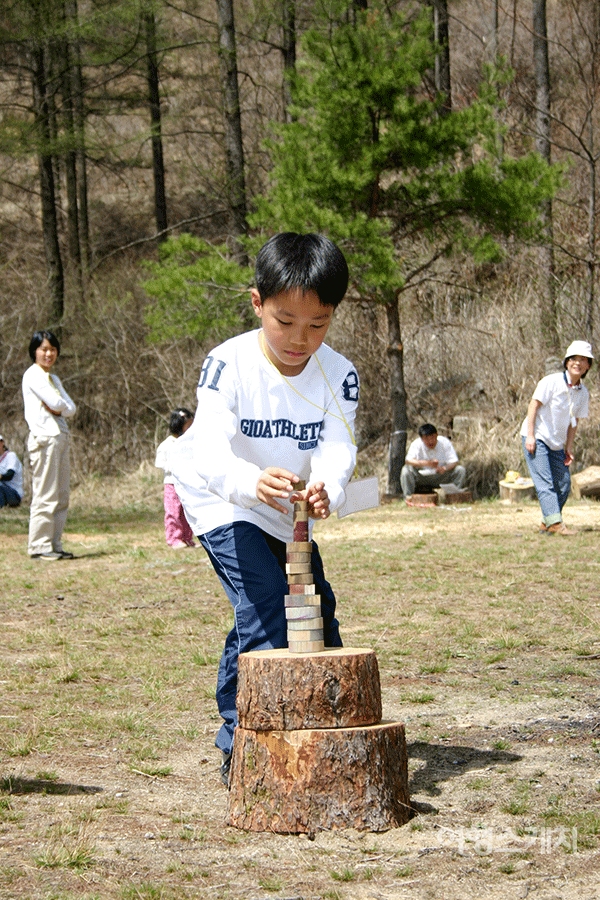 쓰러지면 처음부터 다시 세워야 하는 통나무 쌓기 게임. 2004년 6월. 사진 / 이민학 기자