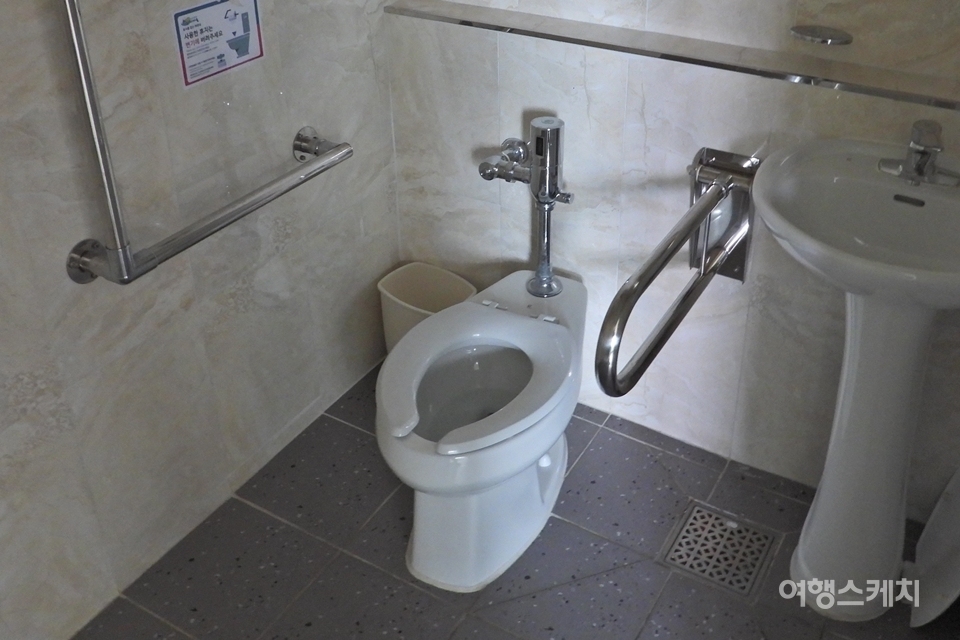 장애인 화장실에 설치된 변기는 센서식으로 볼 일을 보면 자동으로 물이 내려간다. 사진 / 황병우 기자
