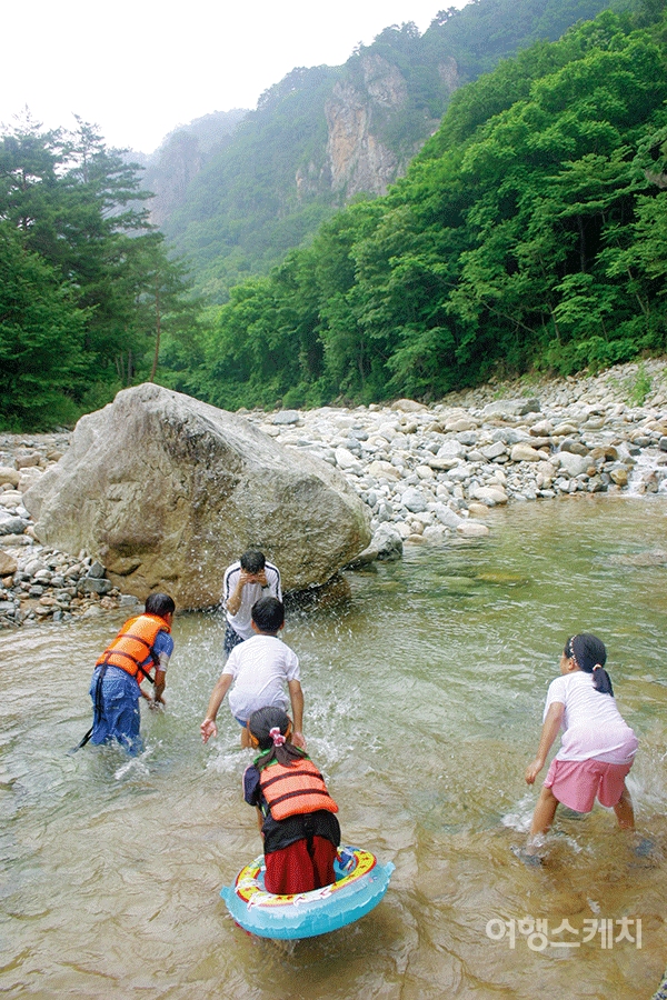 계곡에서 시원한 물싸움을 하며 시간을 보내는 아이들. 2004년 8월. 사진 / 김정민 기자