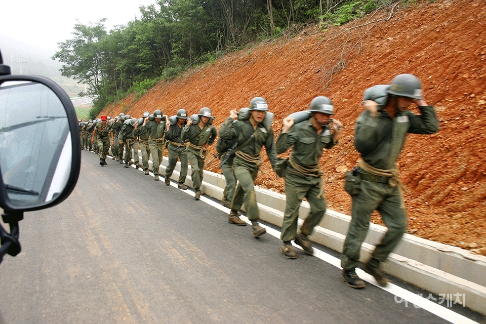 백령도에서 훈련을 받는 군인들. 2004년 9월. 사진 / 김연미 기자