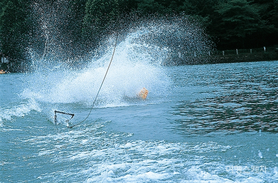 여기 저기서 풍덩, 청평호에 빠진다. 2004년 9월. 사진 / 김정민 기자