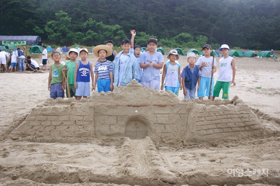 다함께 힘을 합쳐 커다란 모래성을 만든 아이들. 2004년 10월. 사진 / 김정민 기자