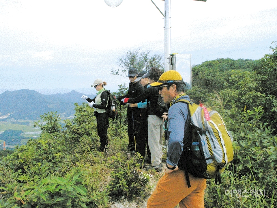 한강기맥 금물산 정상에서 들녘을 바라보고 있는 등반 대원들. 2004년 10월. 사진 / 박상대 기자