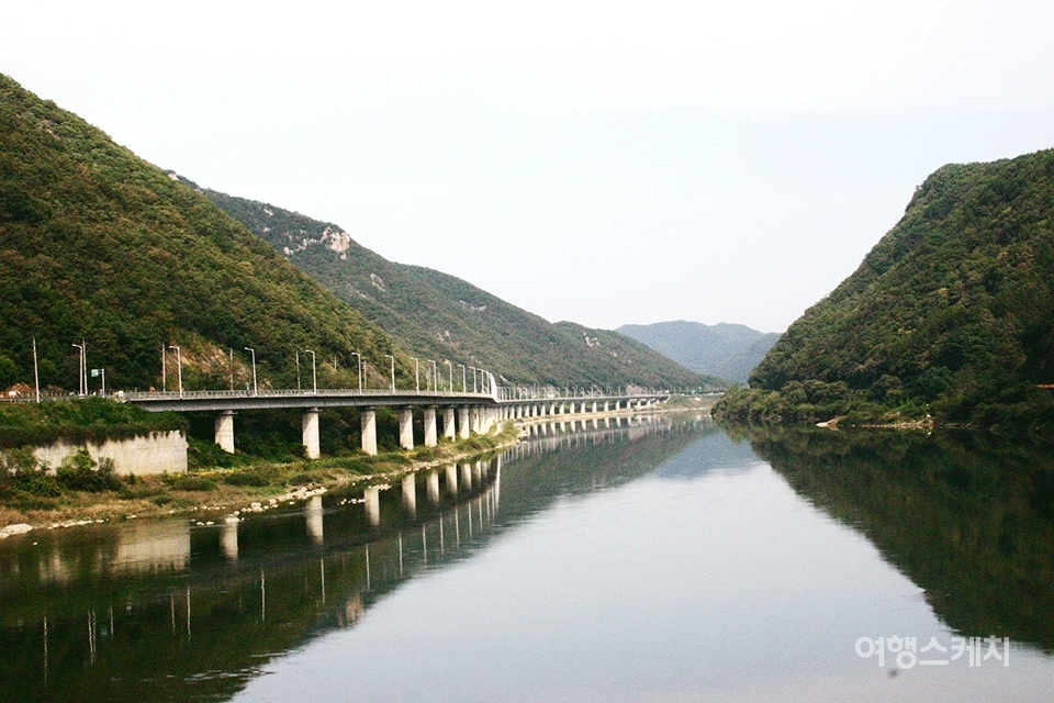 유유히 흐르는 북한강의 모습. 2004년 11월. 사진 / 이종원 객원기자