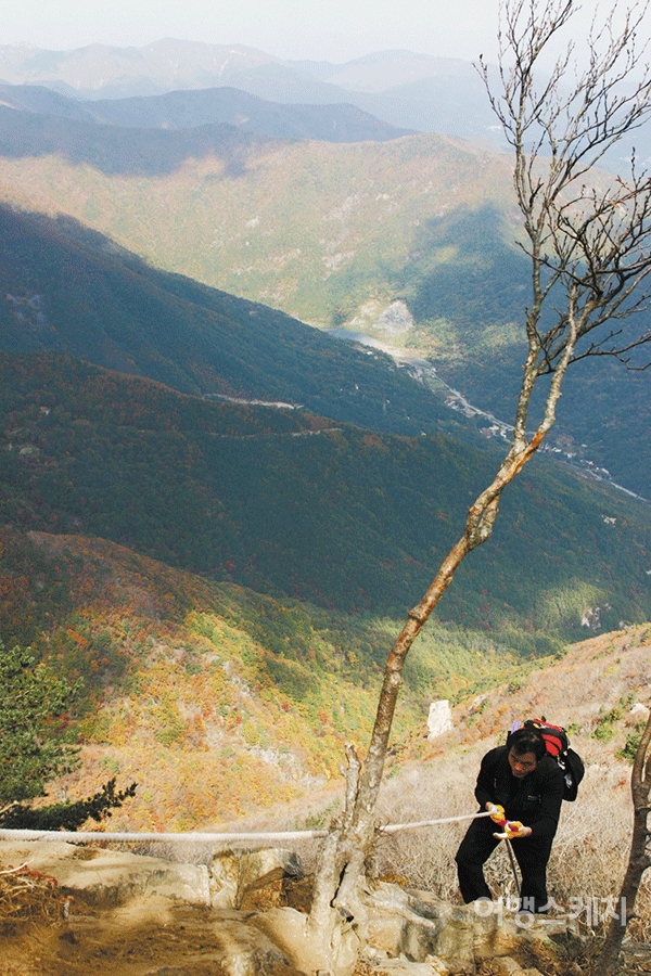 신불공룡능선으로 오르는 길은 줄을 타고 오르는 구간이 몇 곳 있다. 2004년 12월. 사진 / 김연미 기자