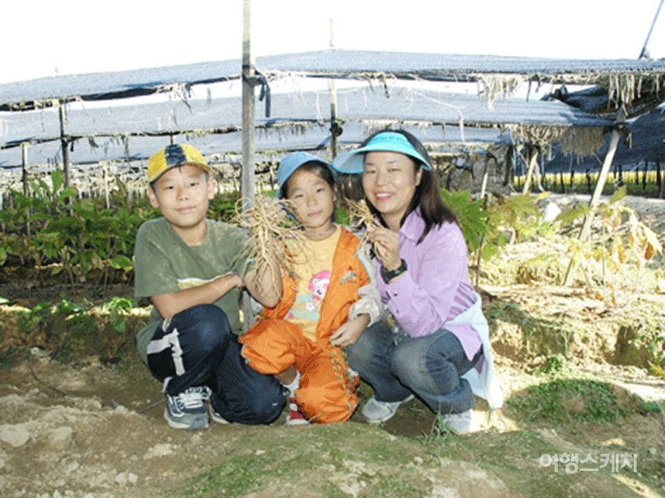 이순희씨와 아이들. 2004년 12월. 사진 / 이민학 기자