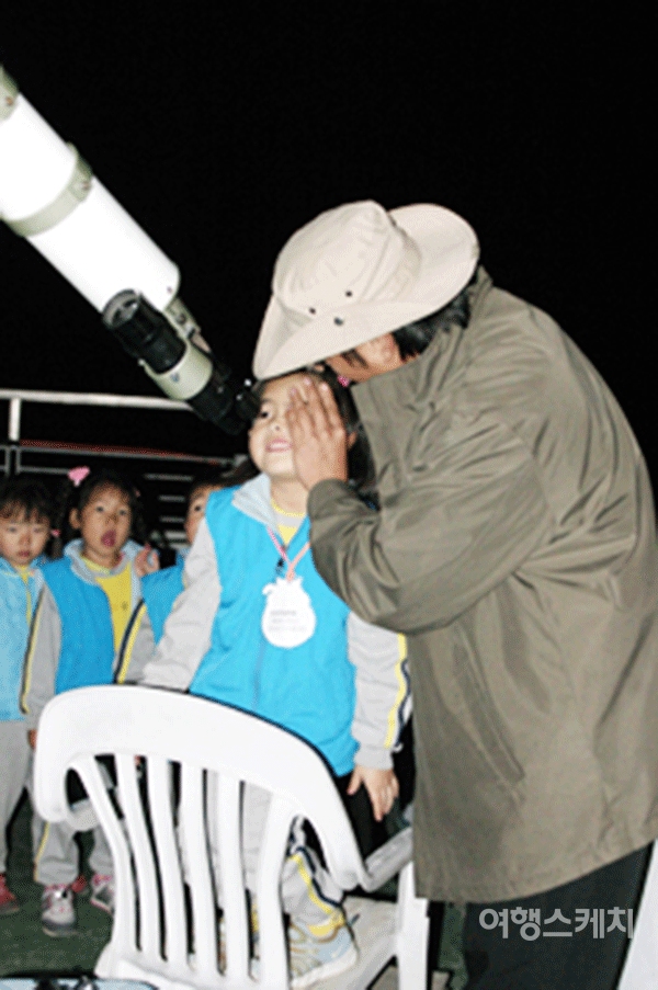 아이들에게 망원경을 통해 별을 보여주고 있다. 2004년 12월. 사진제공 / 중미산천문대 유주상 팀장
