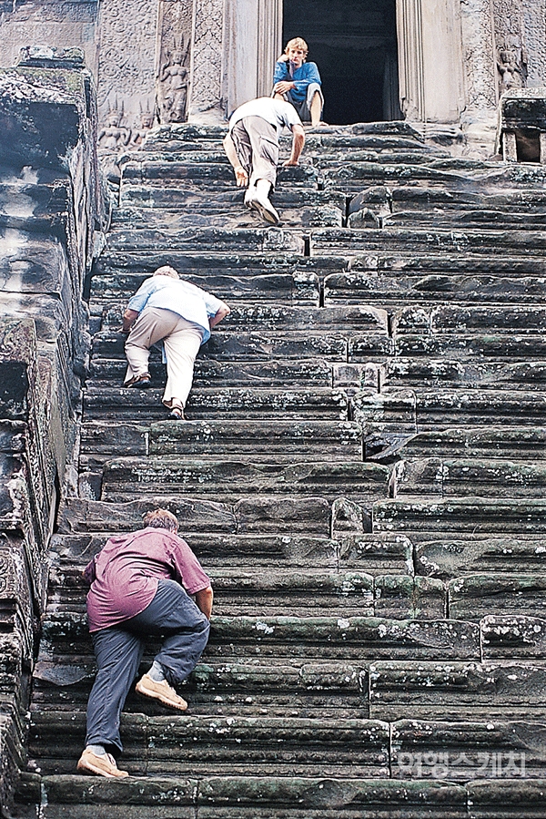 중앙탑으로 올라가는 계단은 무척 경사가 심해서 기어서 올라가야 한다. 2004년 12월. 사진 / 김연미 기자