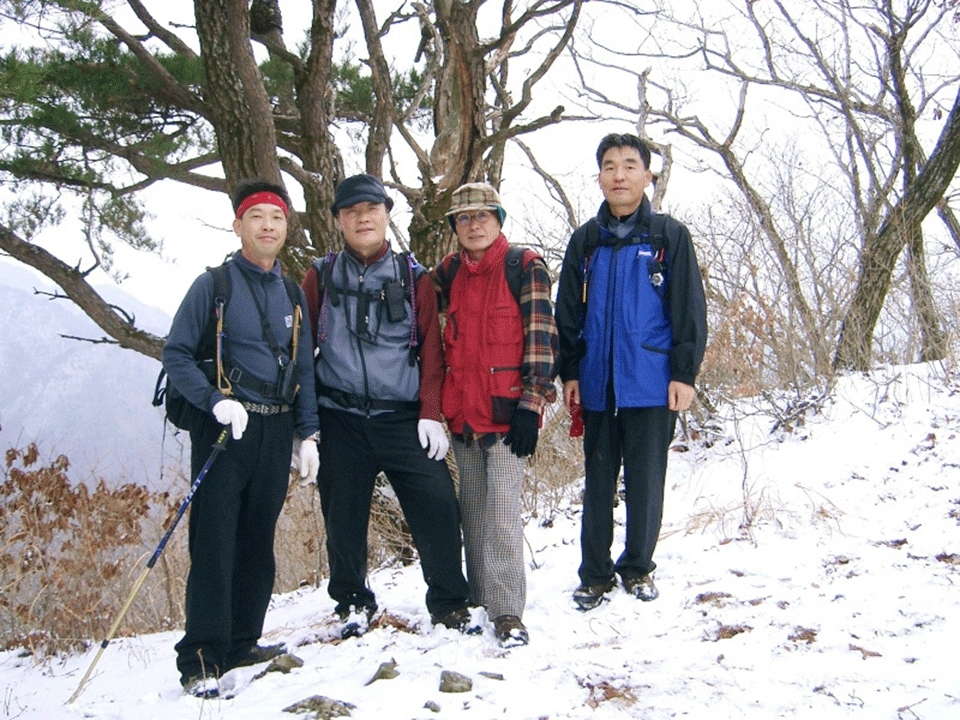 수리봉을 오른 솔터산악회원들. 2005년 1월. 사진 / 박상대 기자