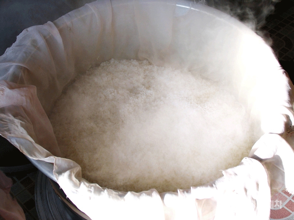 시루에 담긴 떡쌀이 모락모락 김을 내며 익어간다. 2005년 3월. 사진 / 김진용 기자