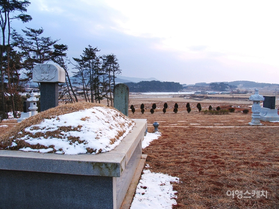 전봉준 묘. 동학봉기의 발상지 배들평야를 바라보고 있다. 2005년 4월. 사진 / 김진용 기자