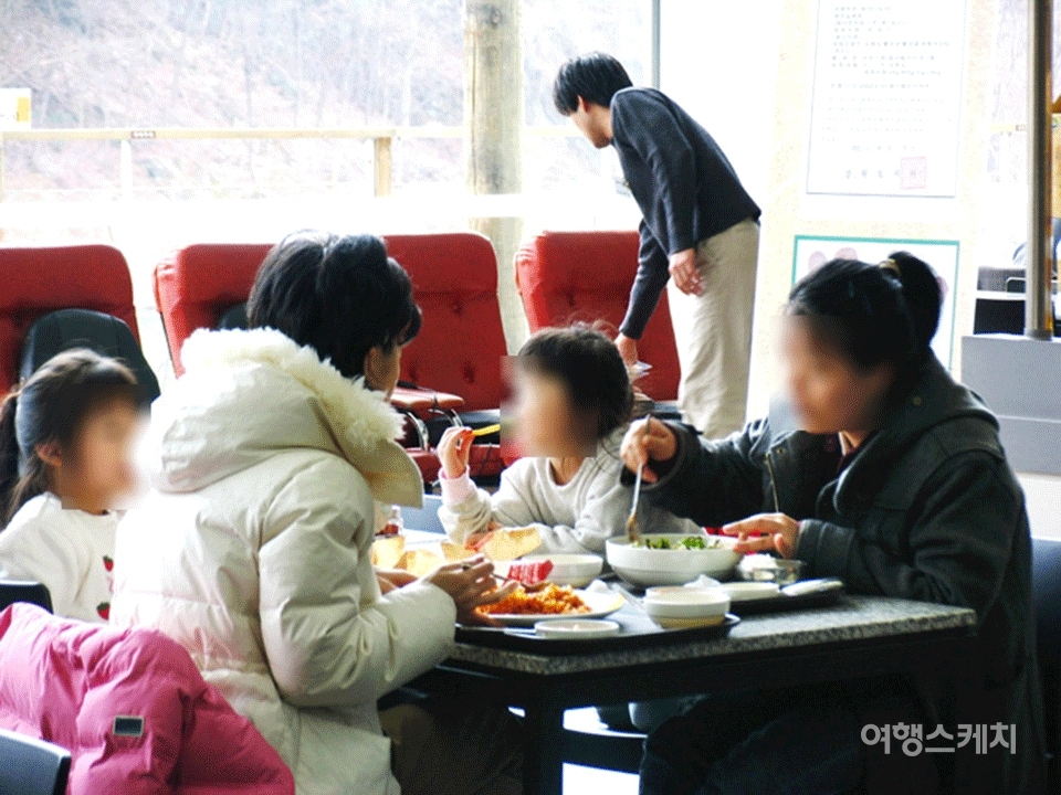 식당 내부. 금강 휴게소에는 올갱이국이 유명하다. 2005년 4월. 사진 / 김진용 기자