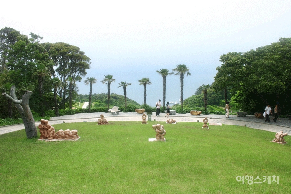 카페를 나서면 야자수 사이로 아름다운 바다가 보이는 조각공원이 모습을 드러낸다. 2005년 7월. 사진 / 김진용 기자