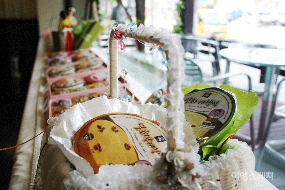 질시루에서 개발한 전자렌지용 떡케이크. 시루에서 꺼낸 맛 그대로 느낄 수 있게 특수포장했다. 2005년 8월. 사진 / 노서영 기자