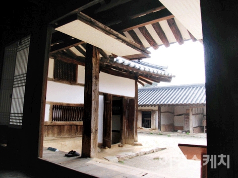 김동수 가옥 내부 모습. 2005년 9월. 사진 / 김진용 기자