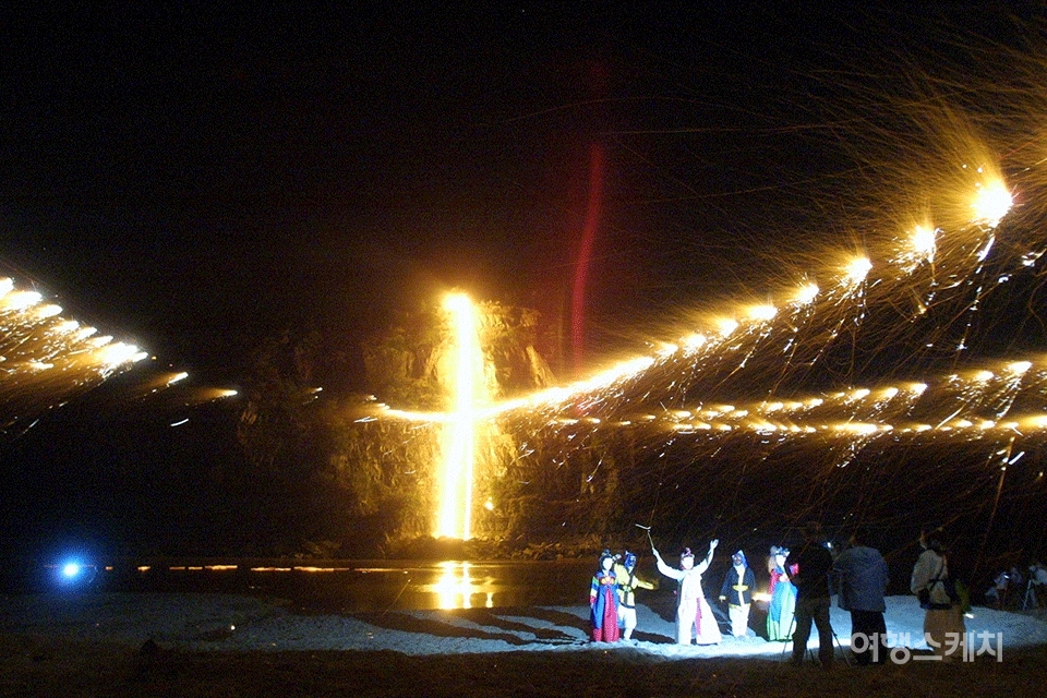 하회마을에서 시연되는 선유줄불놀이 장면. 2005년 10월. 사진제공 / 안동탈춤축제추진위원회