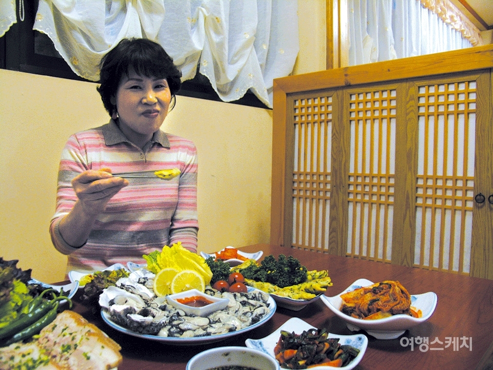 지금도 자신만의 굴 요리 비법을 개발하고 있는 향도집 주인. 2006년 1월. 사진 / 김진용 기자