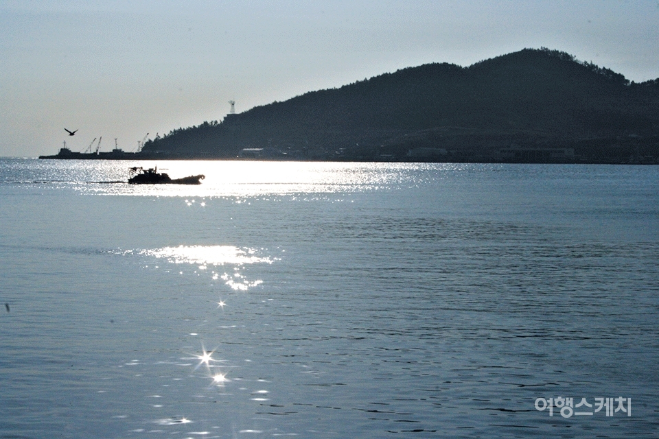 신지도 앞 바다의 반짝이는 풍경. 2006년 3월. 사진 / 이수인 기자