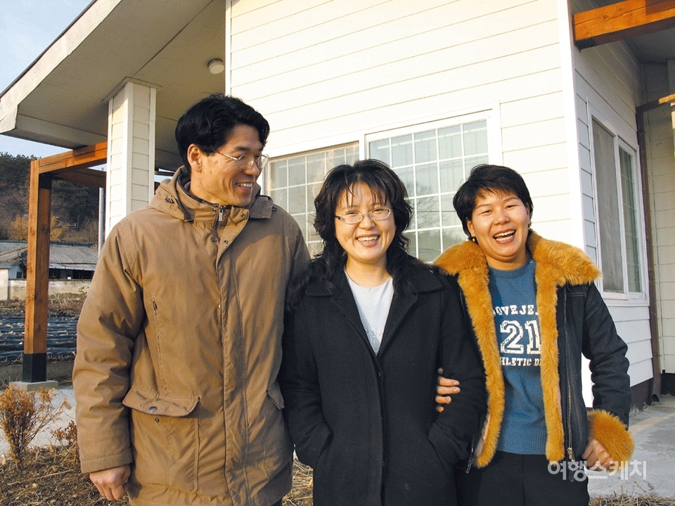 체험 프로그램을 진행하는 박재현 목사 내외와 유덕자 사무장. 2006년 4월. 사진 / 김진용 기자