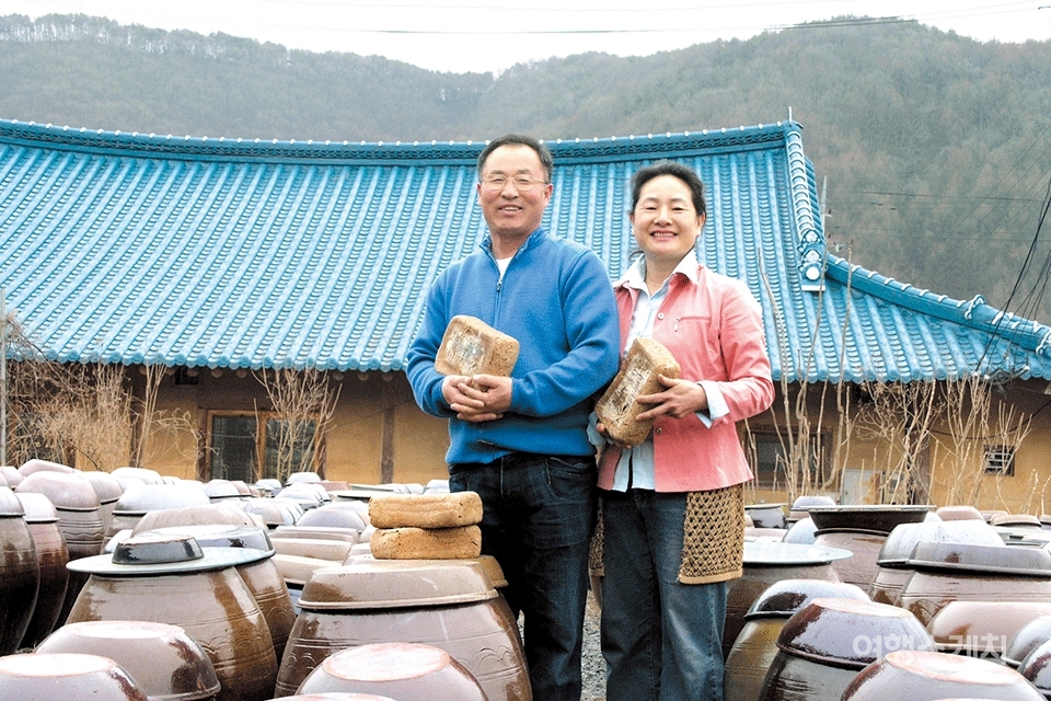 된장농원의 이정임씨 부부. 2006년 5월. 사진 / 박지영 기자