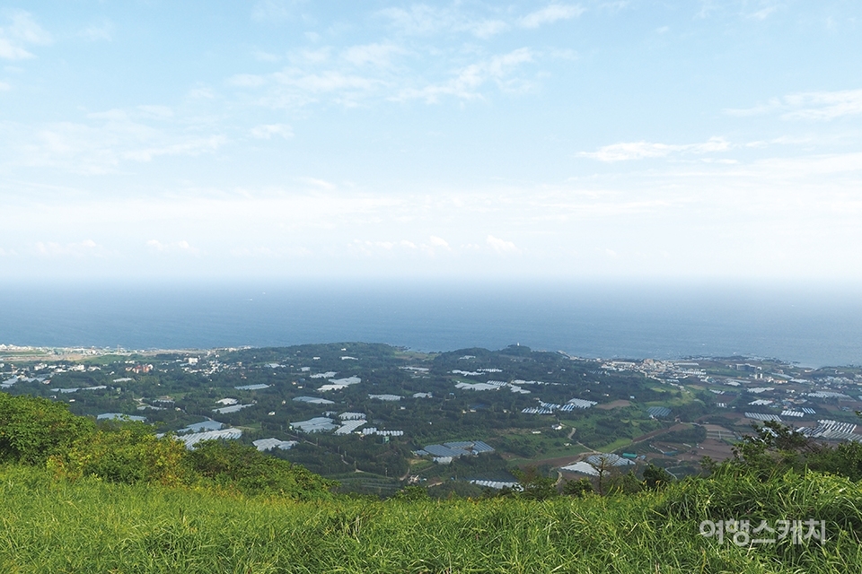 군산오름에서 보이는 해안마을과 바다. 2015년 5월 사진 / 송세진 여행 칼럼니스트
