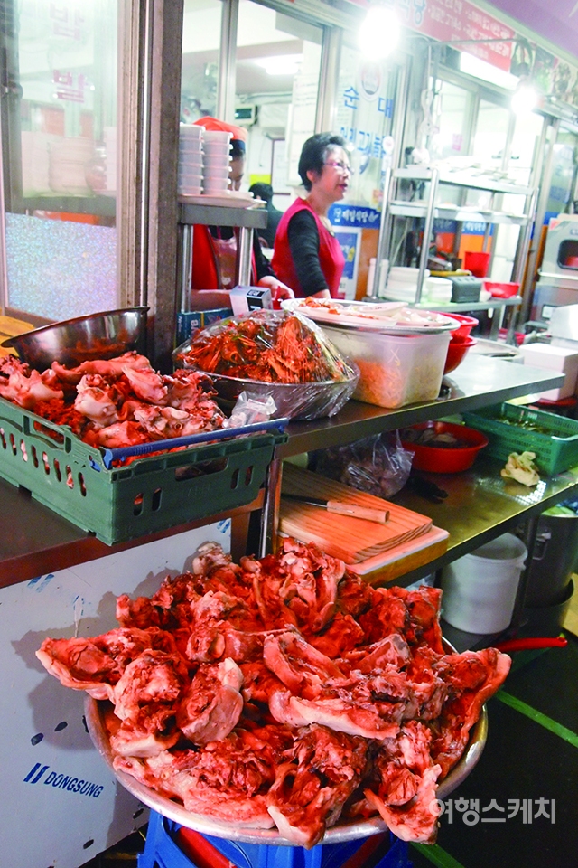 웃 장의 국밥골목. 고소한 고기냄새가 뭉근하게 퍼진다. 2015년 6월 사진 / 전설 기자