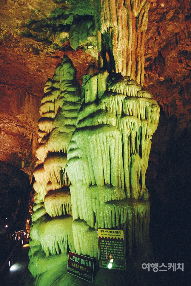 얼음이 녹는 듯 신비로운 화암동굴의 종유석. 