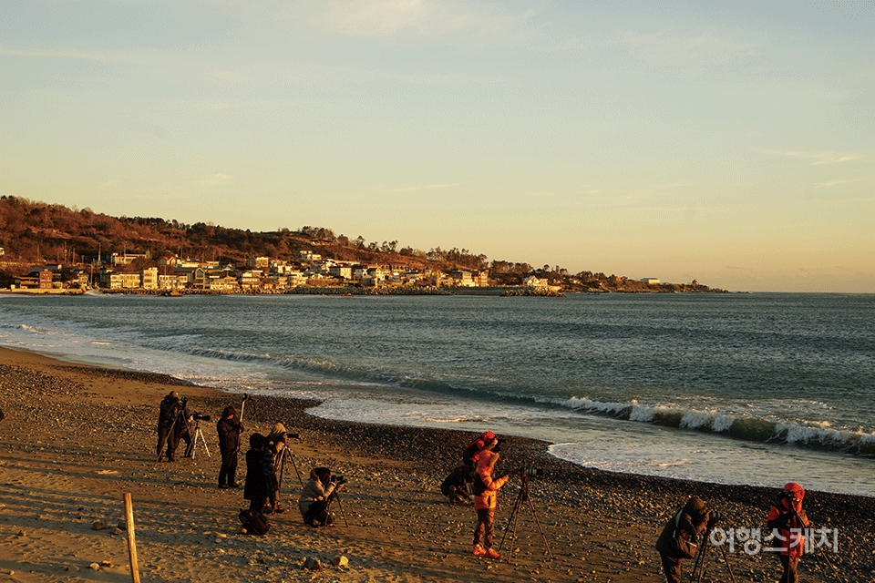 경주 해맞이 명소 문무대왕릉이 보이는 해변에 사진을 찍기 위해 모여 있는 사람들. 사진 / 박은하 여행작가