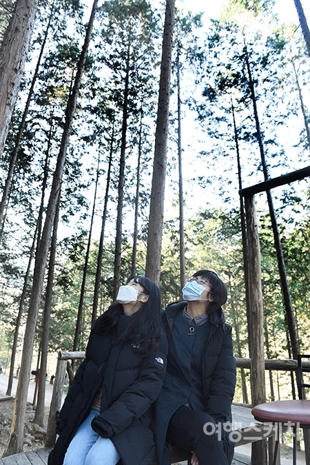 편백나무 사이로 청명한 하늘을 바라보는 엄마와 딸. 사진 / 김기훈 사진작가