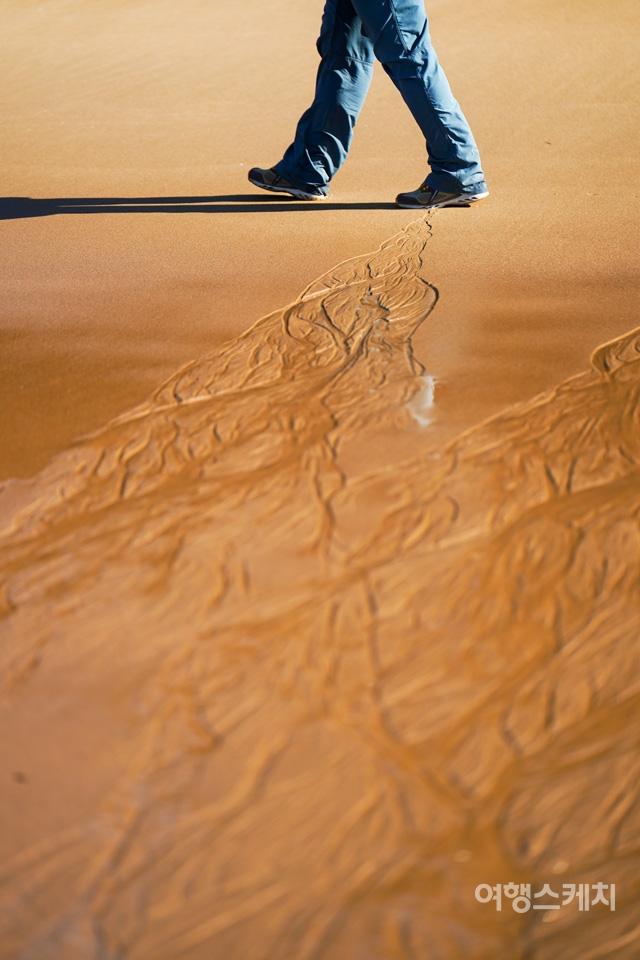 바닷물이 빠지며 모래밭에 남기는 흔적도 좋은 사진 구도가 되어준다. 사진 채동우 사진작가