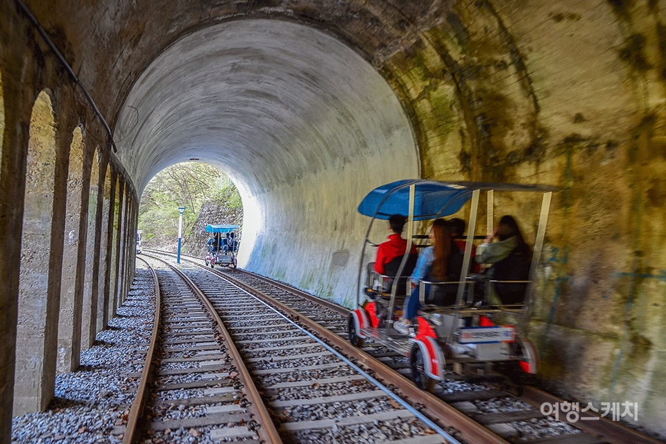 기차가 다니던 터널을 두 발로 달리는 철로자전거. ​사진 / 권다현 여행작가​