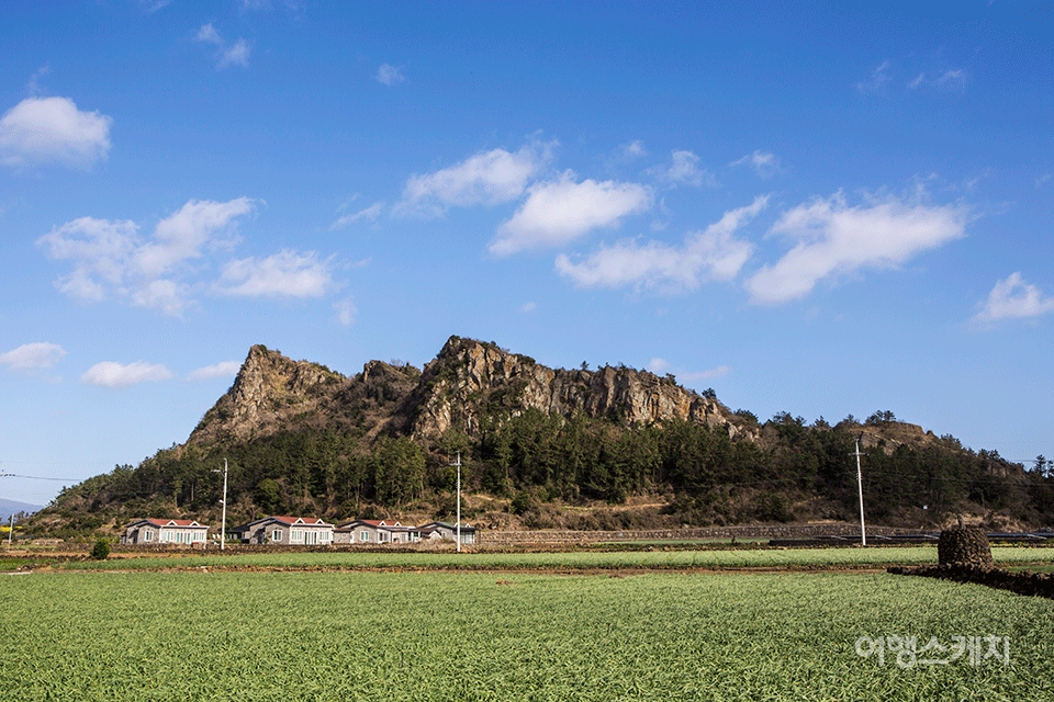 험준한 바위산처럼 보이는 바굼지오름 전경. 사진 / 김도형 사진작가