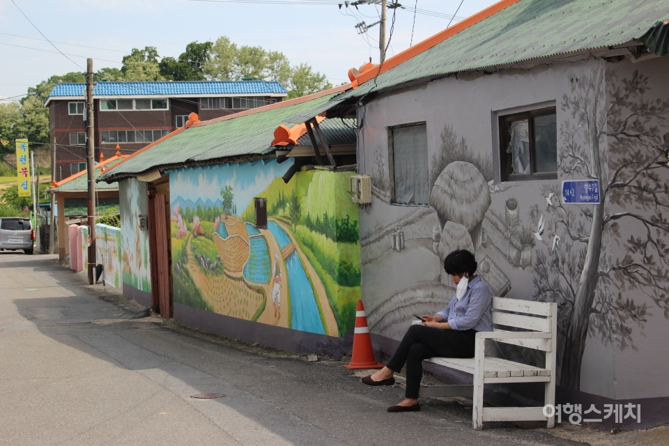 구읍 곳곳에 정지용 시인의 '향수'를 모티브로 다양한 벽화가 그려져 있다. 사진 / 박정웅 기자