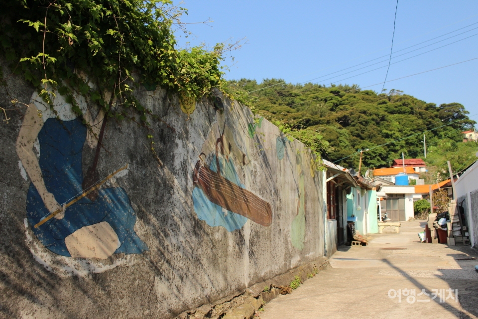 일제강점기 당시 안방술집을 묘사한 좌부랑개 거리 벽화. 사진 / 박정웅 기자