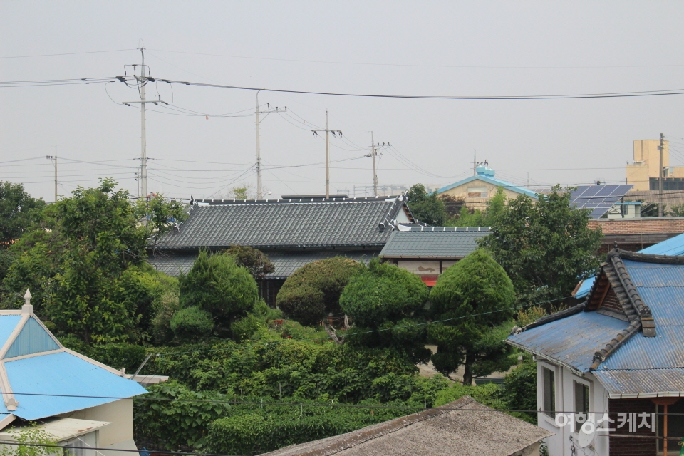 일명 '김성철 가옥'(가운데)은 일식가옥으로 정원이 잘 가꿔져 있다. 사진 / 박정웅 기자