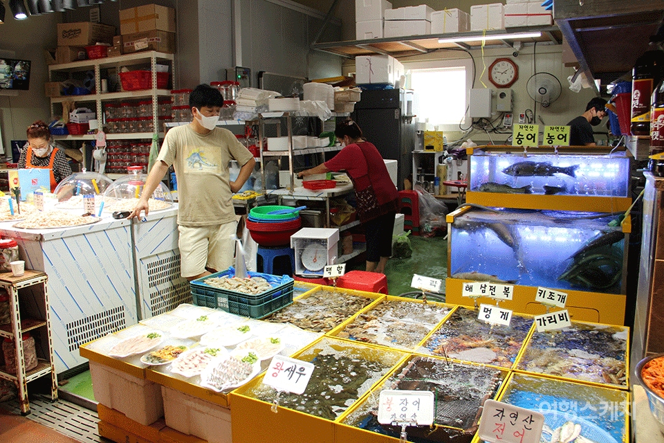 외포리 수산시장에서는 순국산 어패류와 강화도산 새우젓을 판매하고 있다. 사진 / 박상대 기자