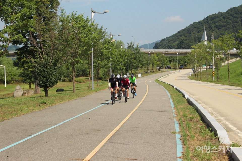 당남리섬 인근의 남한강자전거길을 달리는 라이더들. 사진 / 박정웅 기자