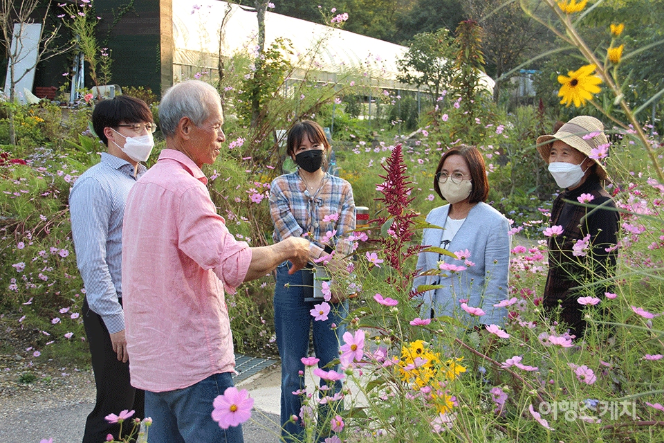 방문객에게 꽃과 인연에 대해 설명해주는 김남순 교수. 사진 / 박상대 기자