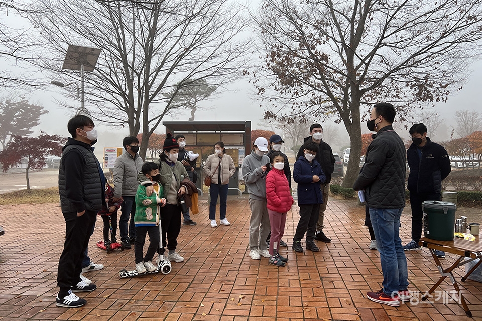 전북문화관광재단이 지난 20일 내장산 단풍생태공원에서 '쓸기로운 트레킹(플로깅)' 행사를 가졌다. 사진 / 조용식 기자