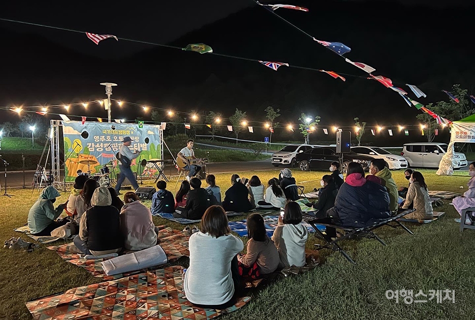 밤하늘의 별이 초롱초롱 빛날 때까지 이어진 '작은 콘서트'. 사진 / 조용식 기자