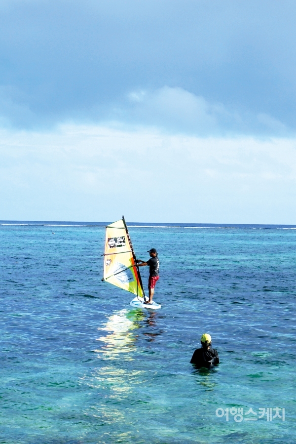 다양한 해양 액티비티를 즐길 수 있는 괌. 윈드서핑은 초보자도 쉽게 배울 수 있다. 사진/ 박은하 여행작가